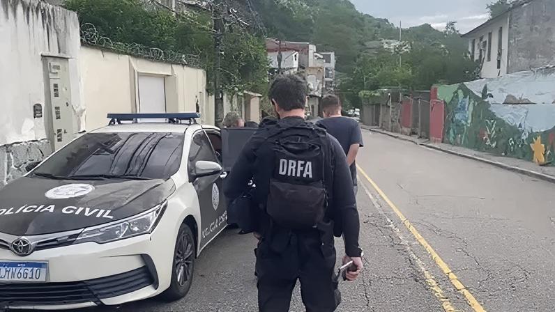 Suspeito investigado por participação em roubos de veículos é preso foi preso pelos agentes.