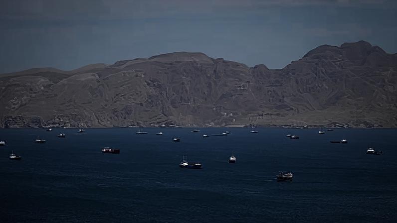 Embarcações no Estreito de Ormuz 27 de abril de 2026 REUTERS/Stringer