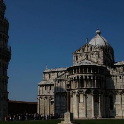 Torre de Pisa permanece inclinada, mas considerada estável