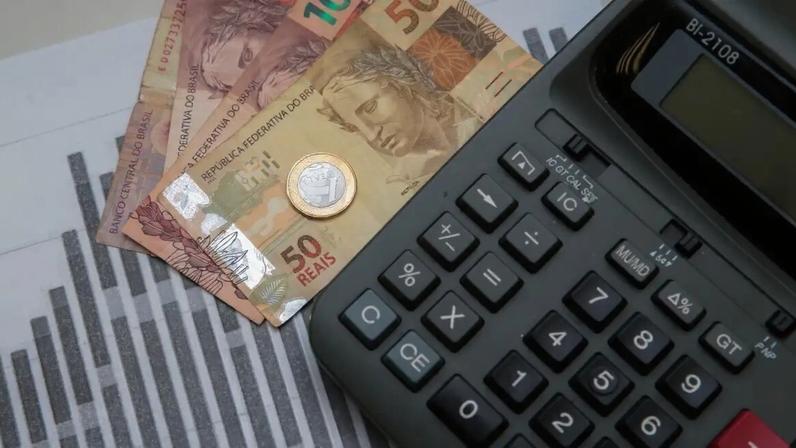 Número de brasileiros endividados superou 80 milhões, quase metade da população