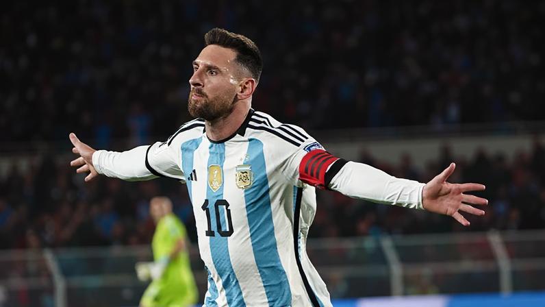 Empresa acusa o jogador argentino de violar um contrato ao não jogar a partida em 2025