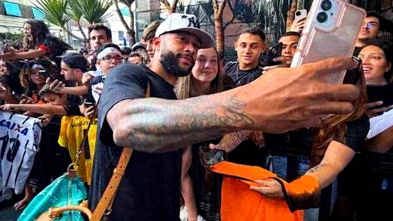 Memphis Depay se reapresenta ao Corinthians após tratamento na Europa