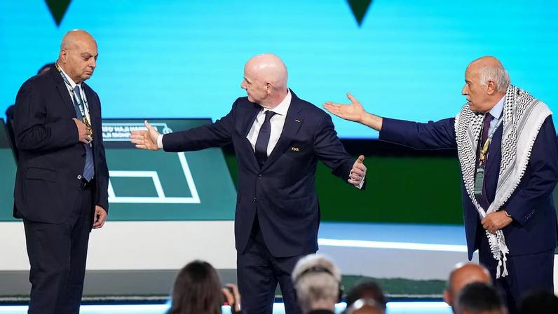Gianni Infantino tenta fazer com que Rajoub aperte a mão de Sheikh