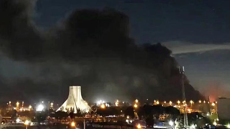 Teerã voltou a sofrer ataques nesta segunda-feira (6) conforme relatos nas redes sociais