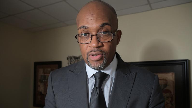 Pastor da Louisiana é indiciado por 11 acusações em desvio de US$343 mil