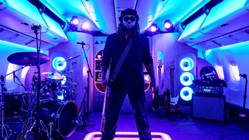 Leon Thomas viaja pelo mundo com Pharrell e faz shows em aviões