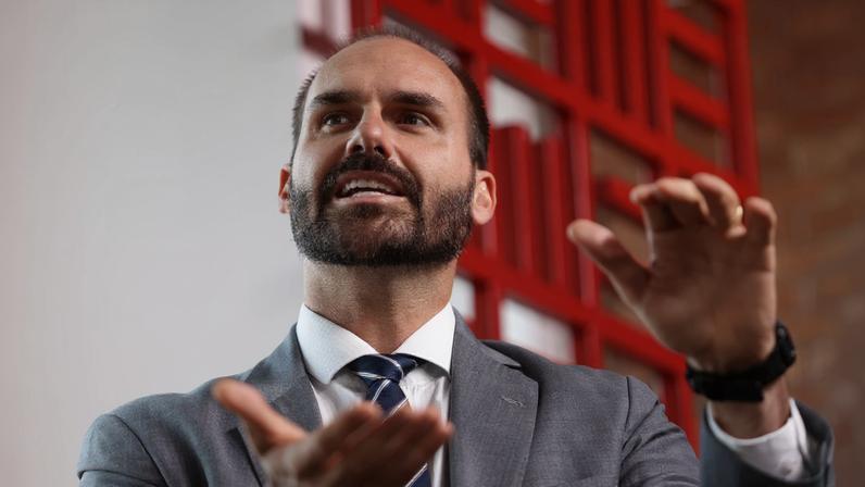 Eduardo Bolsonaro se manifesta sobre inquérito de Moraes contra Flávio