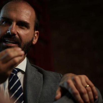 Eduardo Bolsonaro ataca Moraes e Tabata após processo, chamando-os de amigos