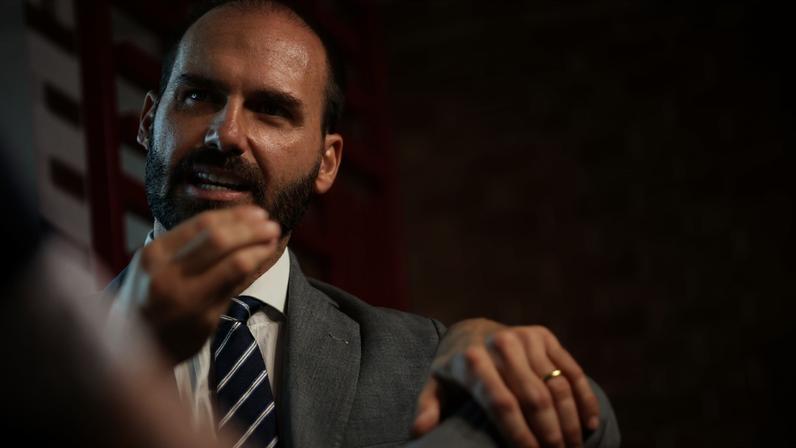 Deputado Eduardo Bolsonaro PL-SP é entrevistado no estúdio Metrópoles