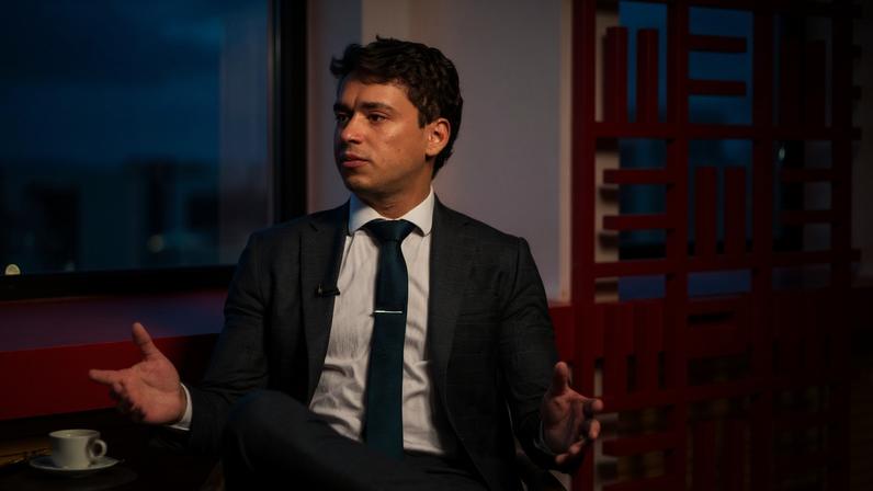 Emenda de Nikolas prevê que o governo arque com custos da 6x1