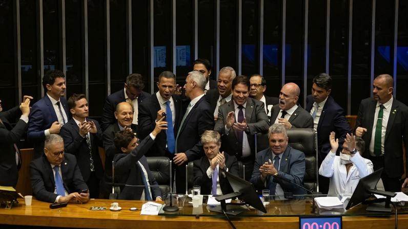 1 de 1 imagem colorida de Deputados da oposição ocupam a Mesa do Plenário da Câmara - Foto: Hugo Barreto/Metrópoles @hugobarretophoto