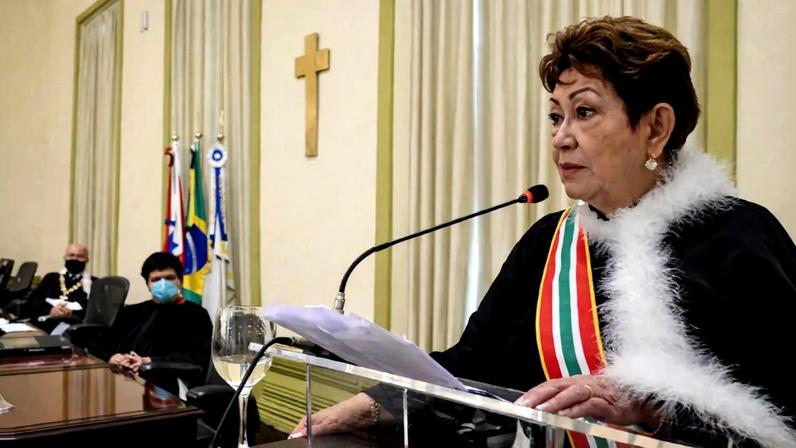 A desembargadora Eva do Amaral Coelho, que afirmou que restrições a penduricalhos levarão magistrados a trabalhar em "regime de escravidão", em sua posse no TJPA, em 2020. (Foto: Érika Nunes/Divulgação TJPA)