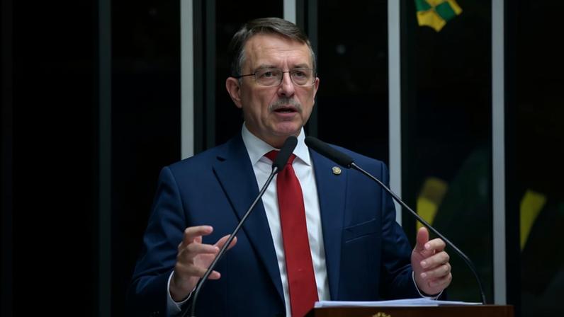 Bolsonaro e Lula empatam tecnicamente como nomes mais rejeitados do cenário brasileiro, Flávio figura em terceiro. Fotos: REUTERS/Adriano Machado | Ricardo Stuckert / PR | Waldemir Barreto/Agência Senado