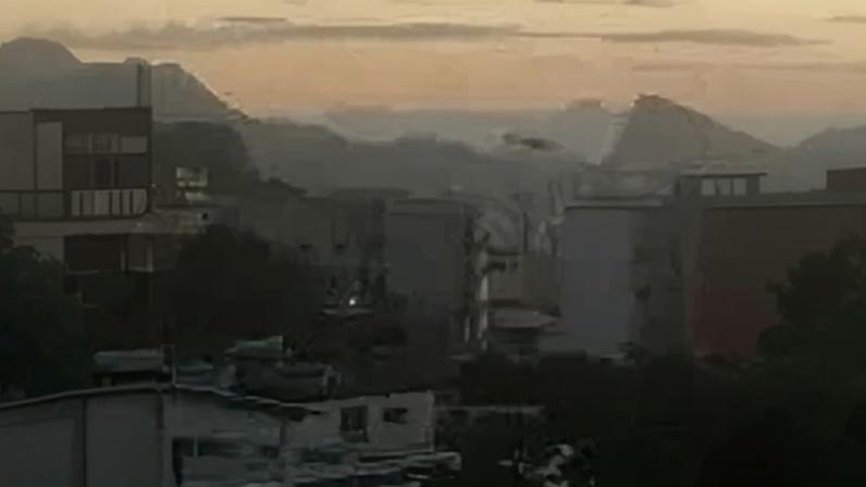 Helicóptero da Polícia Civil sobrevoando a Favela do Vidigal, na zona Sul do Rio, durante operação nesta segunda-feira (20)