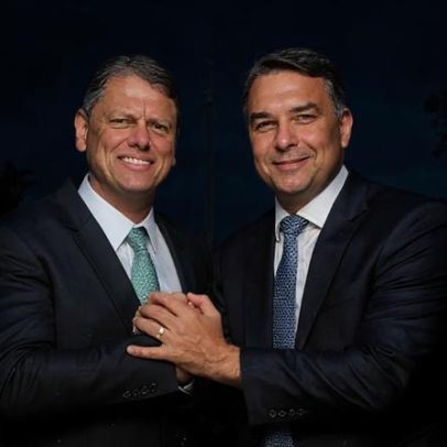 Análise sobre a troca de afagos entre Flávio Bolsonaro e Tarcísio