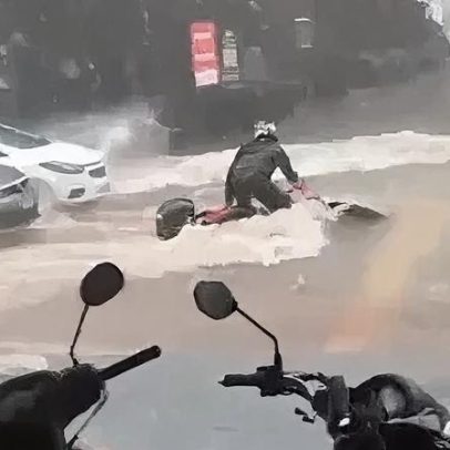 Motociclista é resgatado de enxurrada por funcionários de oficina