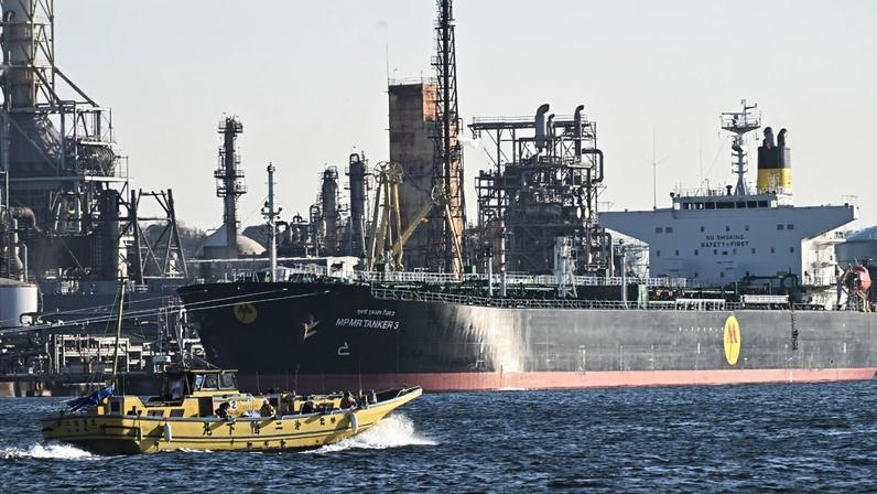 Navio petroleiro atracado em refinaria no polo industrial de Keihin, em Yokohama, Japão (Foto: Bloomberg)