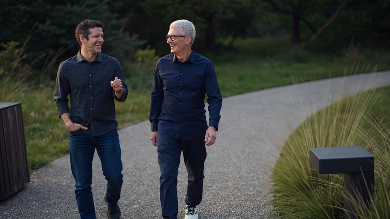 Ternus e Cook: transição planejada na Apple (foto: Apple/ Bloomberg)