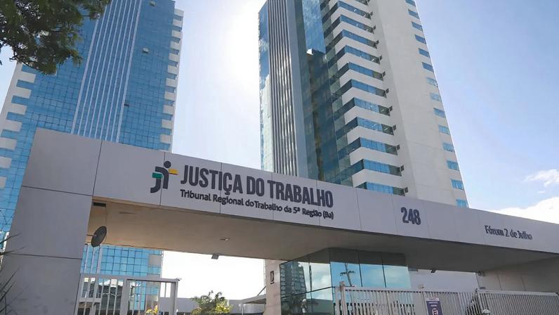 Fórum Dois de Julho, em Salvador: elevador exclusivo para juízes levantou um debate sobre privilégios e desigualdade no Judiciário (Foto: Divulgação/TRT5)