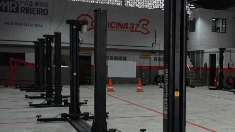Cliente utiliza box equipado com elevador e ferramentas em unidade da Officina 37, em São Paulo (Officina 37/Divulgação)