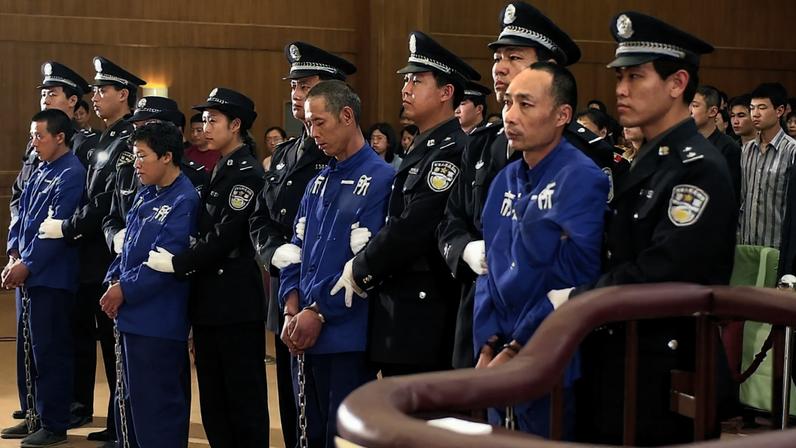 Réus aguardam sentença em tribunal na China: sistema marcado por julgamentos rápidos e nenhuma transparência (Foto: EFE/EPA/AFP)