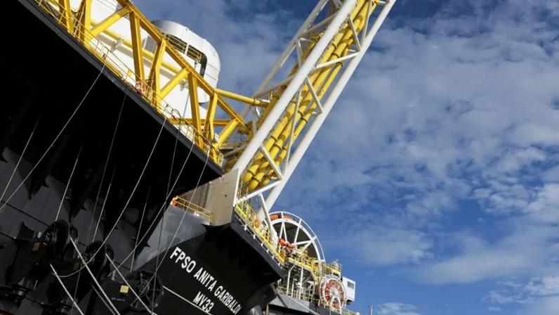 Vista do navio-plataforma Anita Garibaldi, fretado pela Petrobras, em um estaleiro em Aracruz, Espírito Santo, Brasil