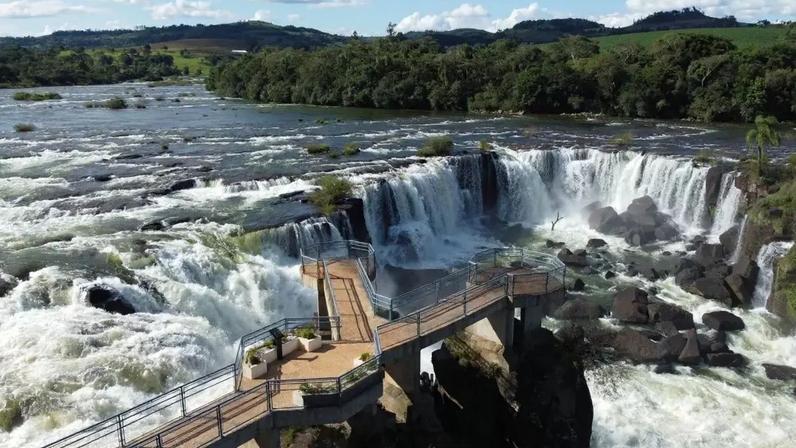 A "mini Cataratas do Iguaçu" de Quilombo atrai uma média de 5 mil visitantes, com aumento na temporada de verão. (Foto: Gustavo Lanzarin/Prefeitura de Quilombo)