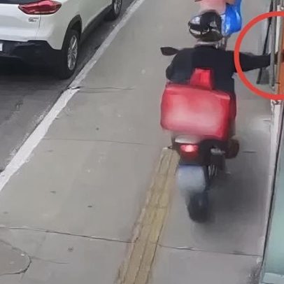 Falso entregador rouba celular de mulher em SP, segundo vídeo