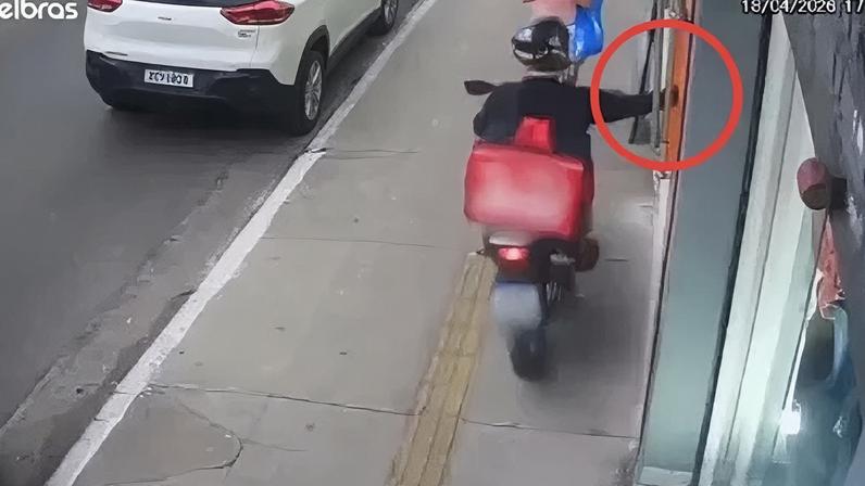 A ação foi registrada por câmeras de segurança da avenida.