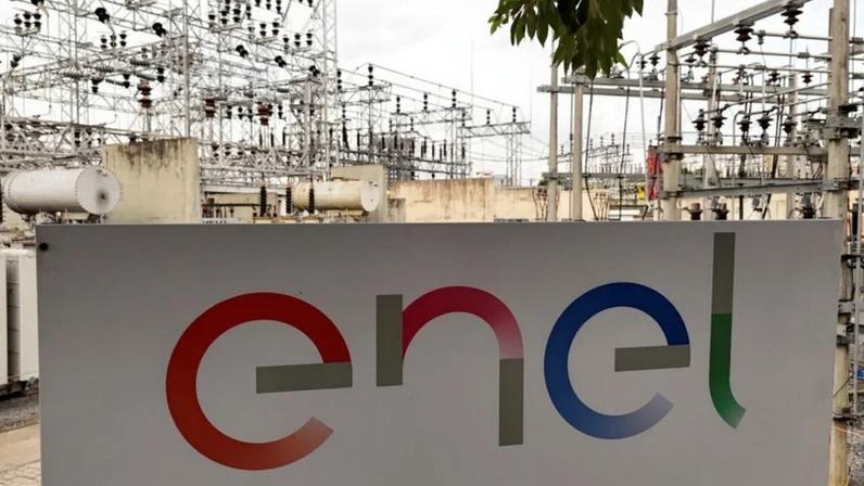 Um logotipo da Enel é visto em uma subestação em São Paulo, Brasil, em 26 de março de 2025