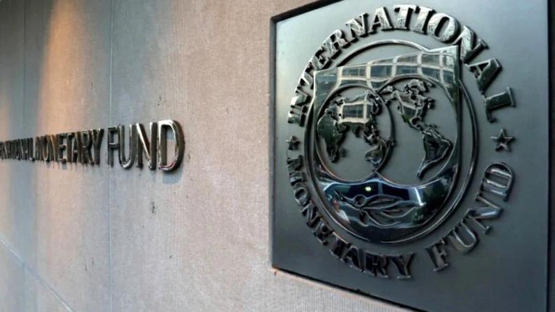 Logo do FMI na fachada do prédio do Fundo em Washington