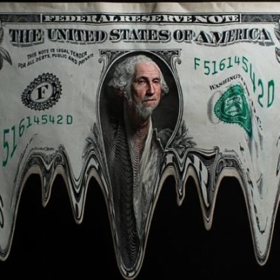 Dólar fecha abaixo de R$5 pela 1ª vez em dois anos; petróleo sobe