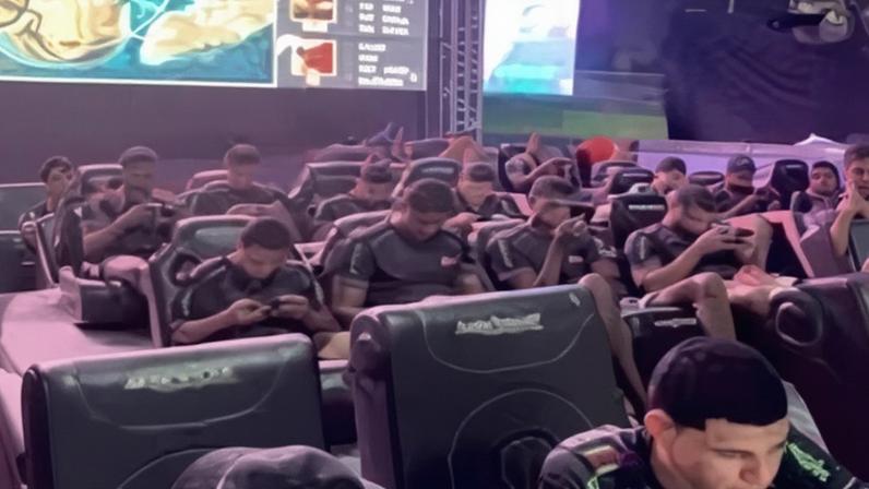 Jovens participam de seletiva para campeonatos de Free Fire em projeto da ONG AfroReggae