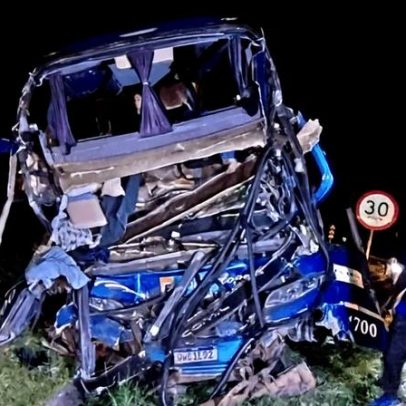 Acidente entre ônibus e caminhão em MG deixa 2 mortos e mais de 30 feridos