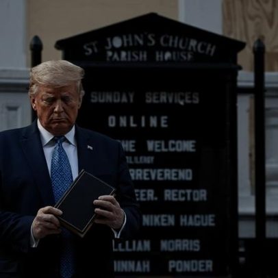 Trump lidera leitura nacional da Bíblia após reação a imagem de IA blasfema