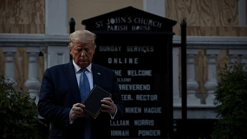 Trump lidera leitura nacional da Bíblia após reação a imagem de IA blasfema