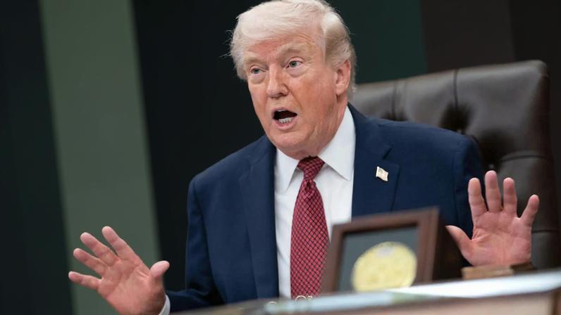 Donald Trump disse que Irã passou por "mudança forçada de regime" após ataques dos EUA. (Foto: EFE / ALISSON ROBERT)