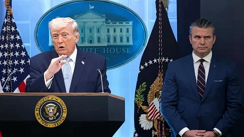 O presidente Donald Trump fala durante uma coletiva de imprensa, enquanto o secretário de Guerra dos EUA, Pete Hegseth (à direita), observa na Sala de Briefing James S. Brady da Casa Branca em 6 de abril de 2026, em Washington, DC.