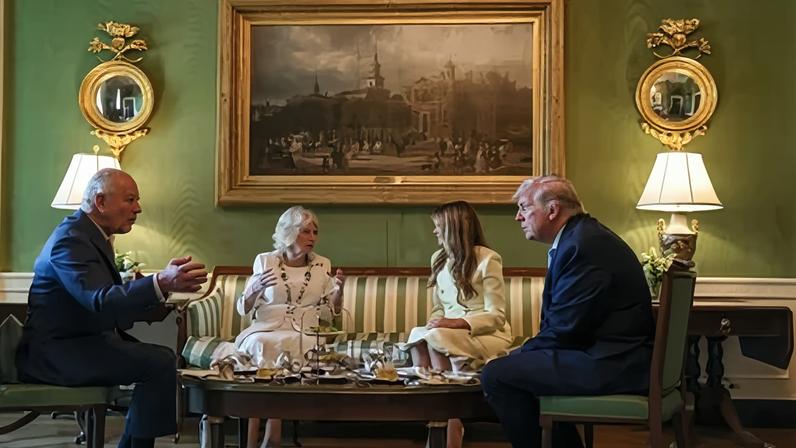 O presidente dos EUA, Donald Trump, e a primeira-dama Melania Trump recebem o rei Charles III e a rainha Camilla para o chá da tarde na Casa Branca no primeiro dia de sua visita de estado aos Estados Unidos, em 27 de abril de 2026, em Washington, D.C.