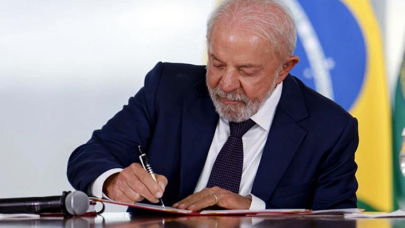 Entre as ações já implementadas estão a contratação pelo piso da categoria, o direito ao recesso de fim de ano, a organização de férias e a redução da jornada de 44 horas para 40 horas semanais em 12 categorias de serviços