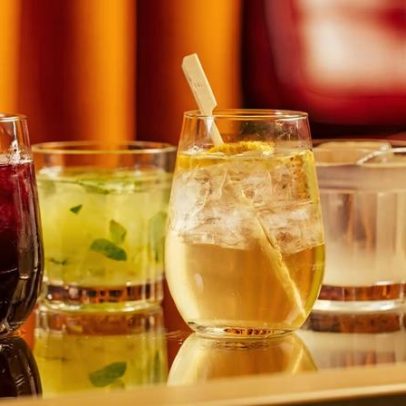 Vendas em bares e restaurantes caem em março, sobem no trimestre
