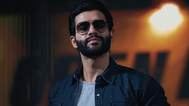 Gusttavo Lima mostra filho de 7 anos dirigindo Fusca