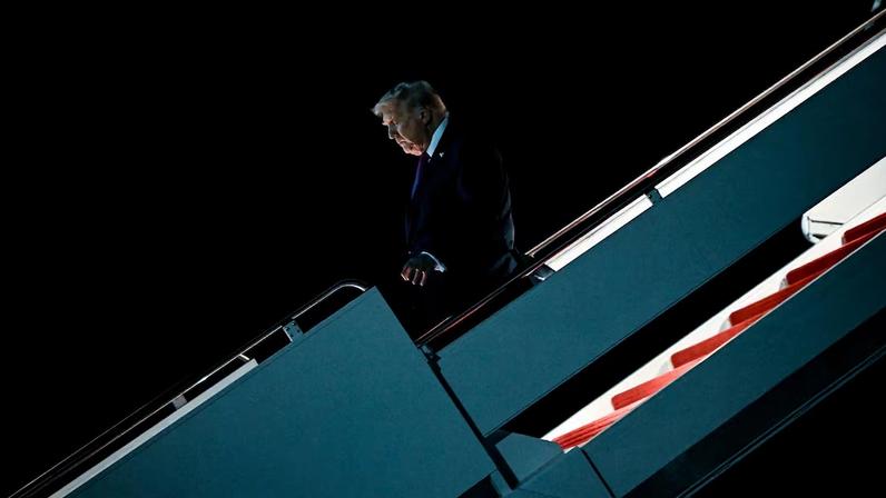 O presidente Donald Trump desembarca do Air Force One na Base Aérea Conjunta Andrews, em Maryland, em 17 de abril de 2026
