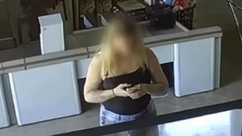 Imagens de câmeras de segurança registraram o momento em que a suspeita joga o álcool contra a funcionária e ateia fogo nela.