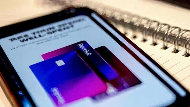 Una pantalla de un teléfono móvil, con la aplicación de Revolut.