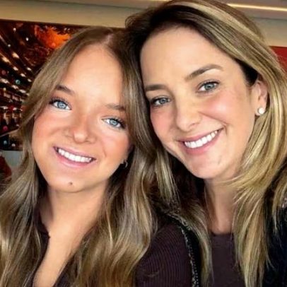 Filha de Ticiane Pinheiro posa ao lado do cirurgião plástico