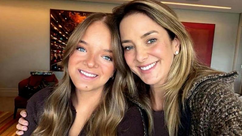 Filha de Ticiane Pinheiro posa ao lado do cirurgião plástico