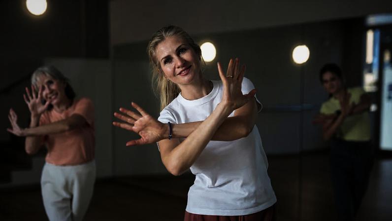 Exercícios como a dança são aliados da saúde física e mental na pós-menopausa.
