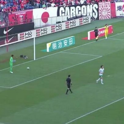 Itsuki Someno marca pênalti em Urawa Reds x Tokyo Verdy