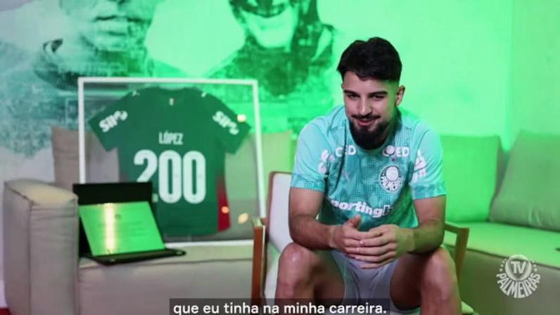 Argentino com mais partidas e vitórias pelo Verdão, Flaco López completou 200 jogos com a camisa alviverde contra o Grêmio e recebeu uma homenagem do clube.